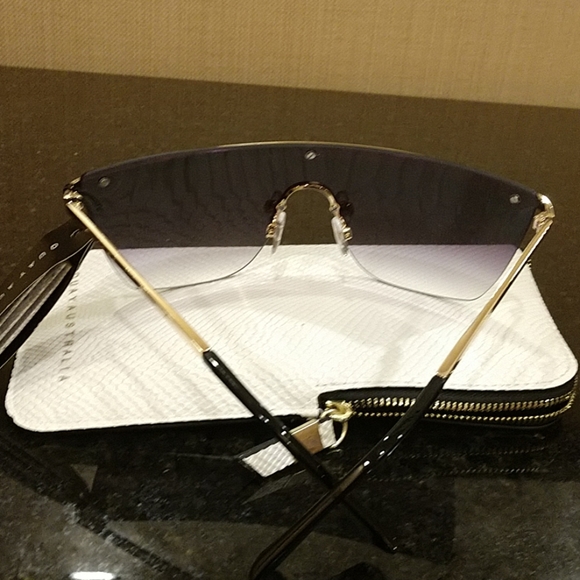 QUAY Australia Sunglasses with Case - Picture 3 of 6